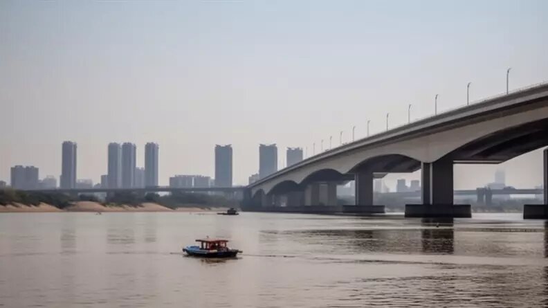    В Ростове-на-Дону с Ворошиловского моста упал парень, спасти его не удалось, сообщает Telegram-канал «Ростов Папа».