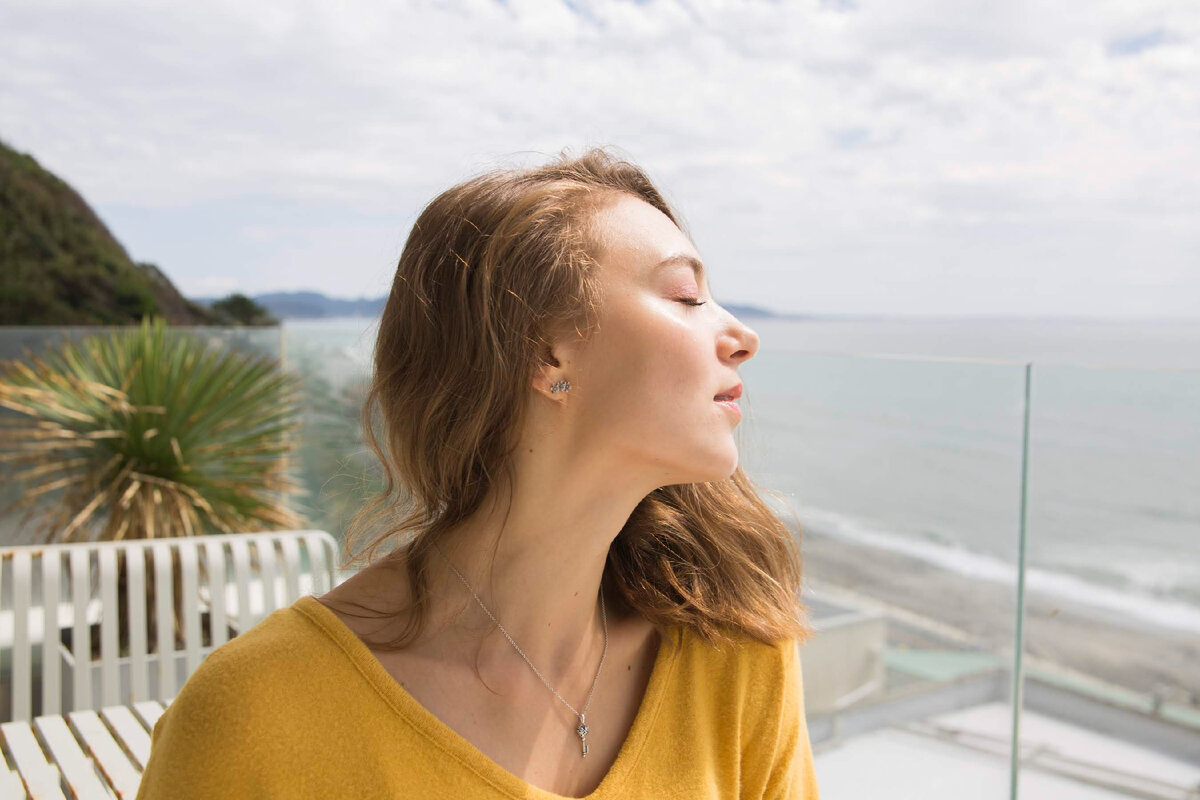 Меня зовут Анна. Я жила в Японии и знаю, какая косметика действительно популярна у японок. Самые эффективные средства со внутреннего японского рынка я привезла в Россию и создала свой магазин Sakuratrade.ru. На своём канале в Дзене я рассказываю про японский уход и бьюти-лайфхаки.