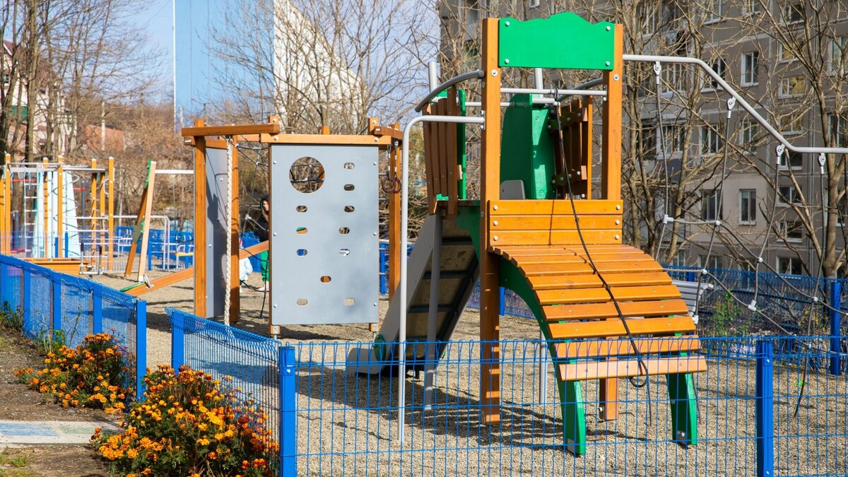     Рядом с домом на улице Никифорова, 37 появилась новая, с иголочки, спортивная площадка. Её установили на средства, выигранные ТОС «Никифорова 37» в конкурсе проектов, который проводился в Приморье по инициативе губернатора края Олега Кожемяко.