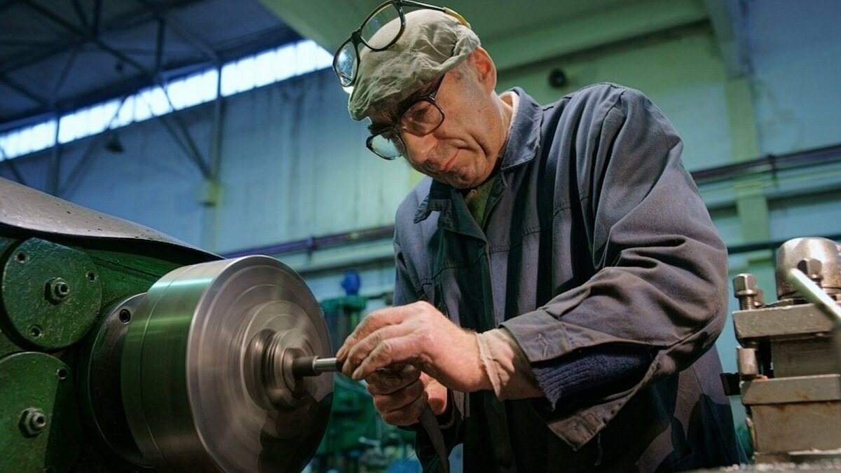 Люди трудятся на заводе. Простой производства. Рабочий на заводе. Человек который работает на заводе. Цех со станками.