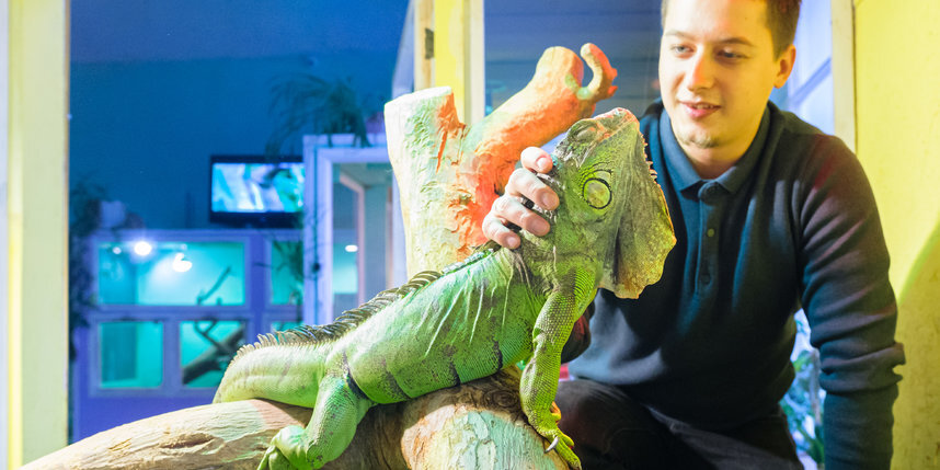    Серафим с игуаной Фионой. Ящерица ведёт себя как кошка: любит, когда её гладят, и даже мурчит от удовольствия.Алена Бобрович