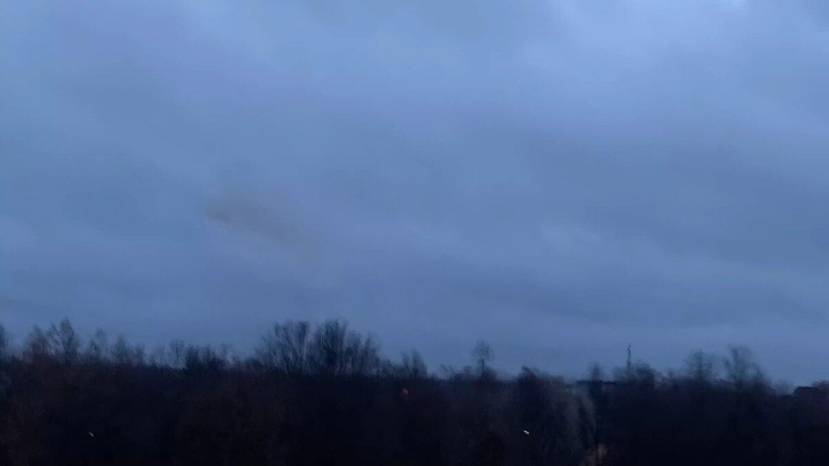     Жители Коломны утром слышали звуки, похожие на взрыв. В Минобороны объяснили, что это ПВО сбивает беспилотники. Пострадавших нет.