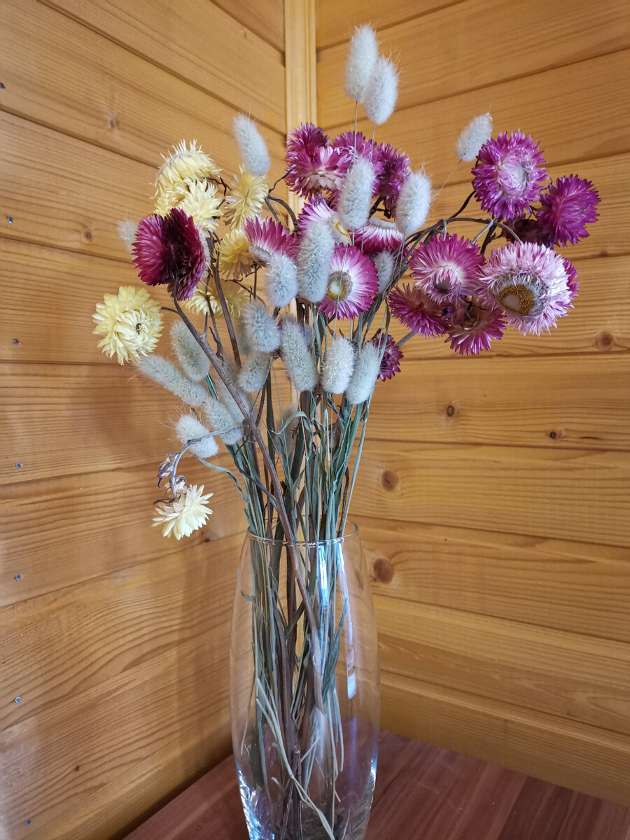 Букет из гелихризума и лагуруса.