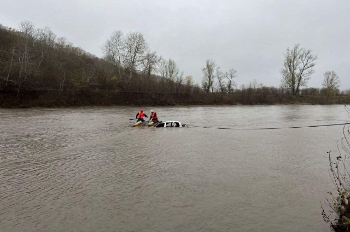    МЧС выложило кадры поднятия затонувшей машины со дна реки Белой в Адыгее