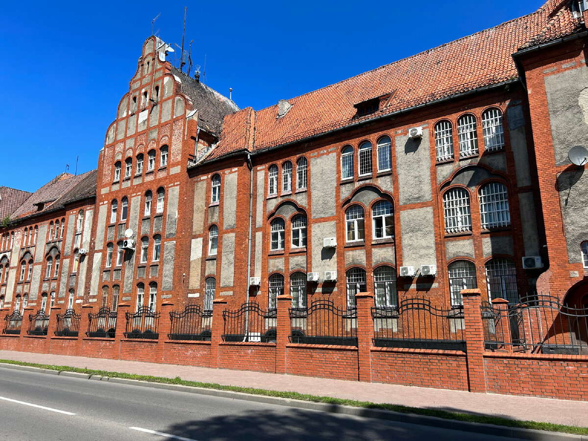 При выходе с ж/д вокзала Балтийска, мы сразу попали на такую красоту.😀 Бывшие пехотные казармы Пиллау.