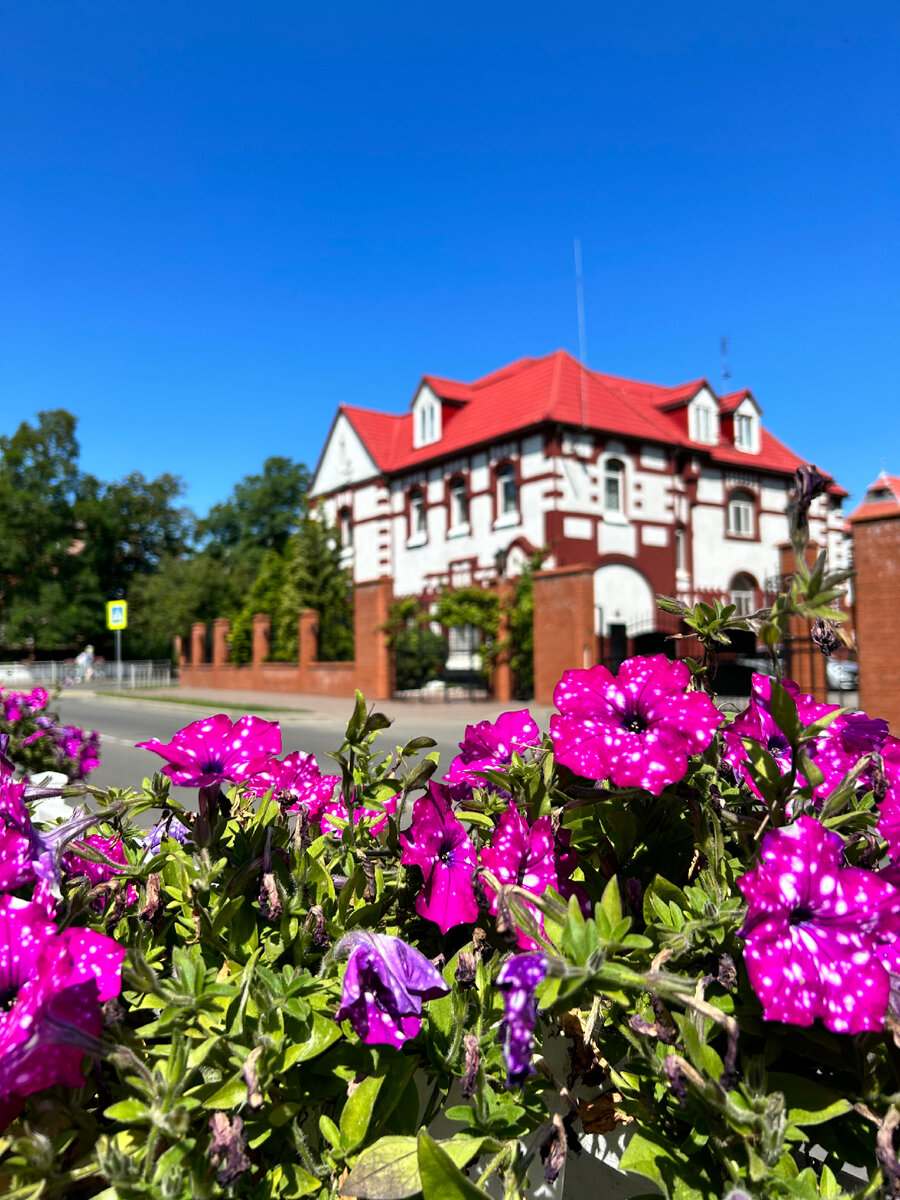 Продолжение пехотных казарм, красивое здание. 😀