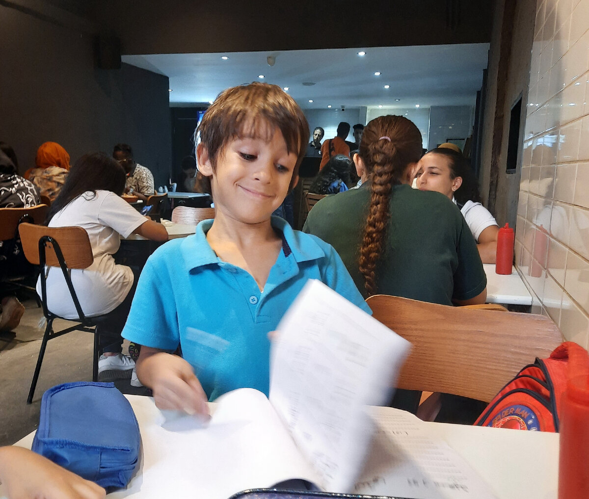 В неамериканской пиццерии ни одного свободного места