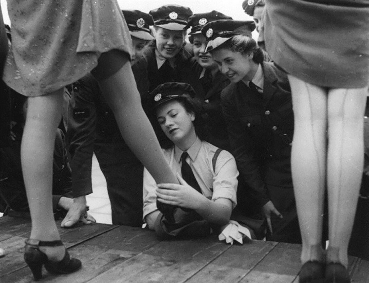 Интересные архивные снимки. Девочки доминируют. Подборка унижений. Унижение человека. Бабораб унижение.