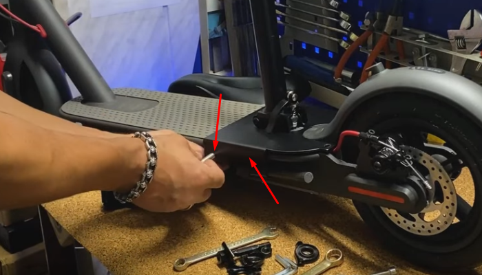 Фото 5. Закручиваем винты в основной части с опорой. Аналогично размещены винты в нижней части на другой стороне основной части сиденья