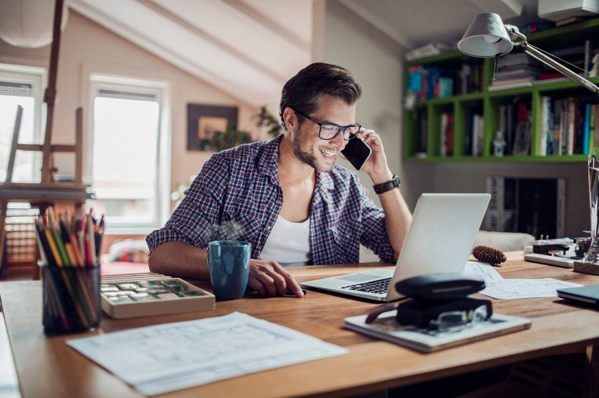Не интересно работать. Удаленная работа. Мужчина в офисе домашнее. Интернет в офис. Удаленная работа в офисе