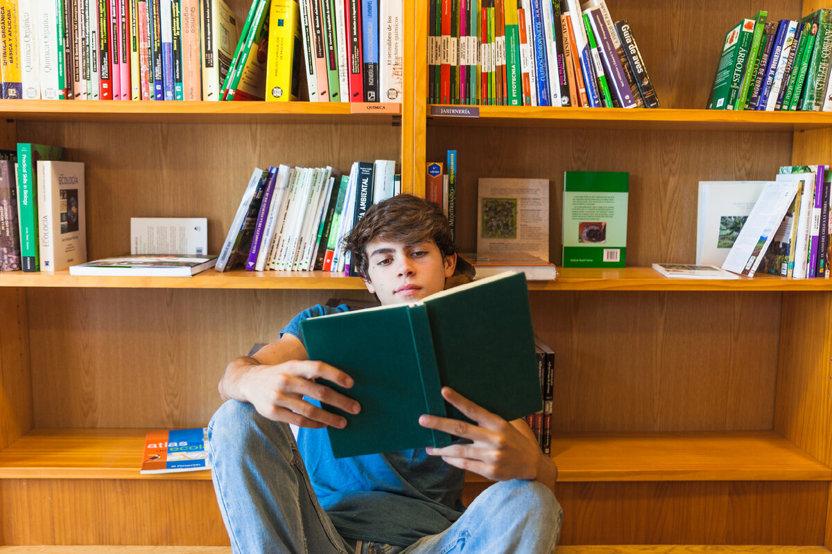 Reading teenagers. Учитель литературы читает книгу.. Подросток читает классику. Жанры книг которые читают подростки. Teenagers reading.