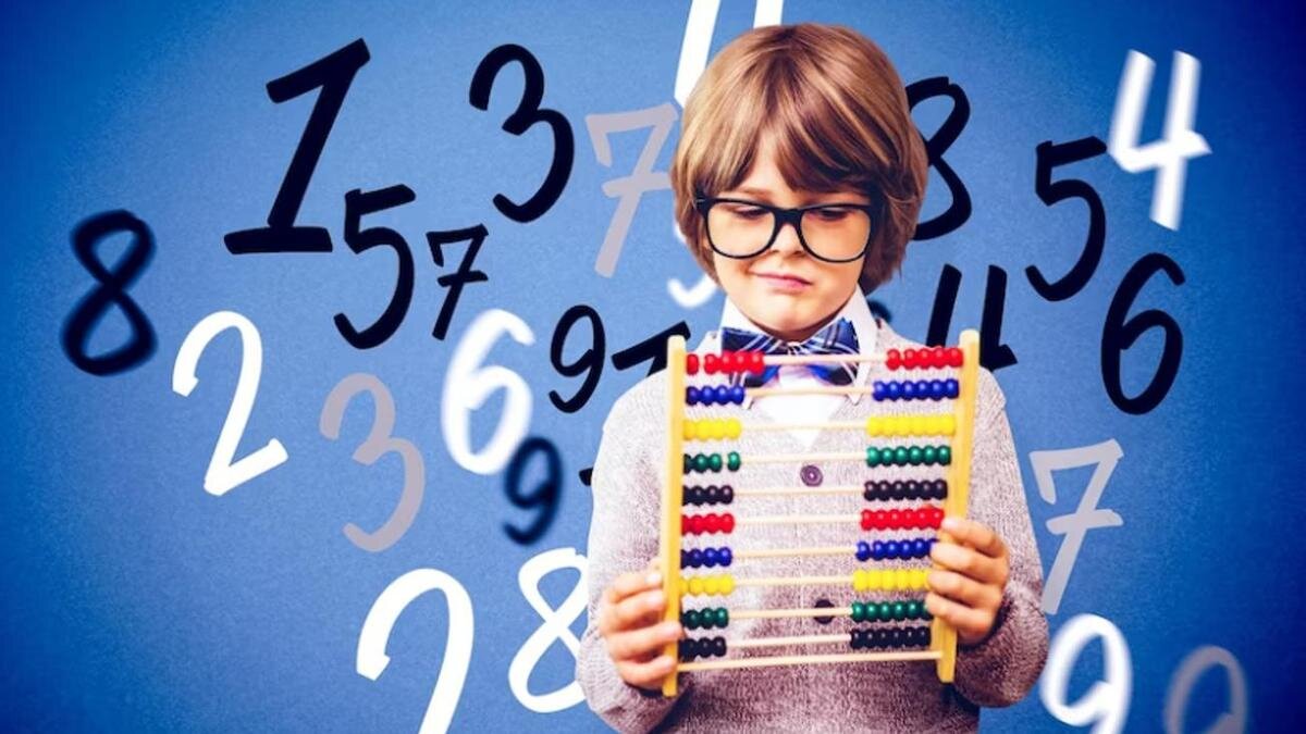    Школьник со счетами, вокруг него цифры:Freepik