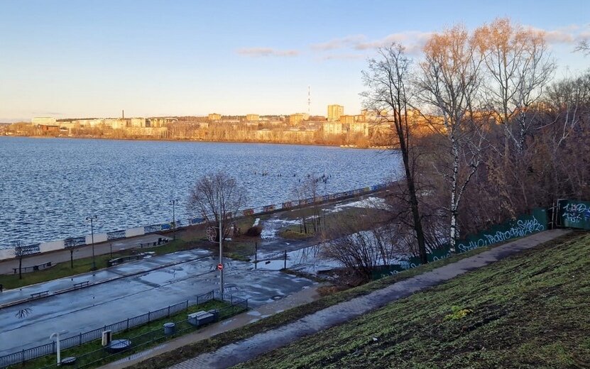    Фотофакт: забор снесли на набережной Ижевска