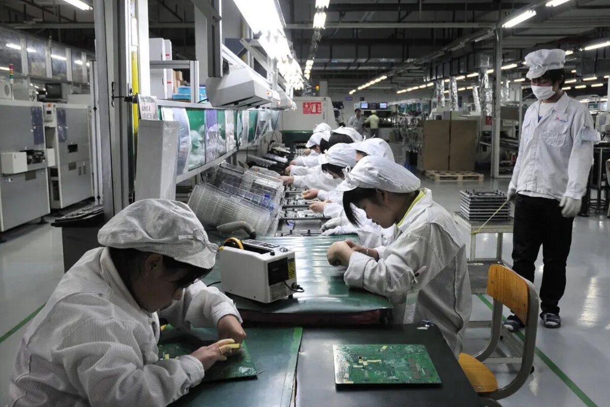 Производственная линия на заводе Foxconn в Шэньчжэне, Китай, в 2010 году. Apple по-прежнему производит большую часть своих iPhone в Китае, хотя часть производства переносится в Индию. Восточный образ, через Reuters Connect
