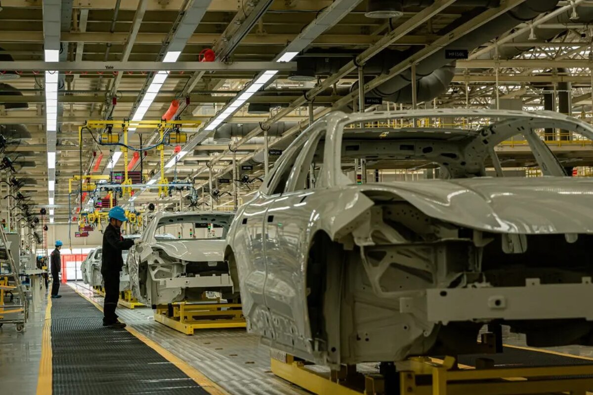 Производственная линия на заводе по производству электромобилей в заливе Ханчжоу, Китай. Китайские компании используют ноу-хау, полученные от совместных предприятий с иностранными автопроизводителями.