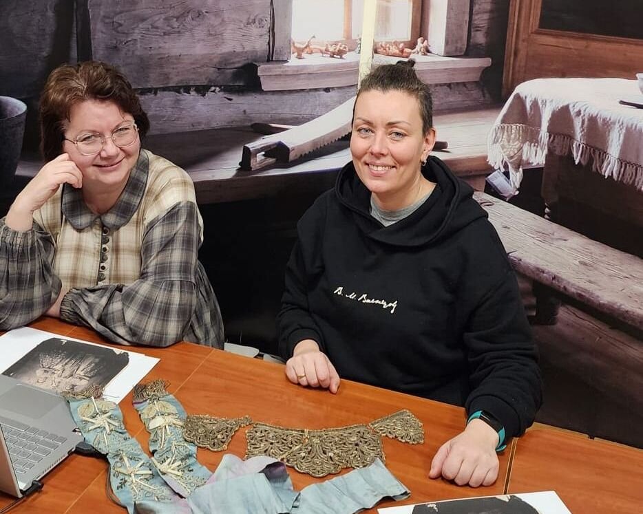 Руководитель Студии «Русские начала» Татьяна Валькова и директор Фонда «Крохино» Анор Тукаева обсуждают эскиз будущего костюма крохинской невесты