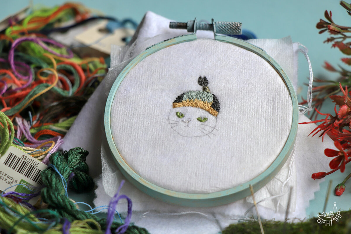 Только взгляните на эту сердитую мордочку: после экзекуции с кипятком у животины наверняка психологическая травма