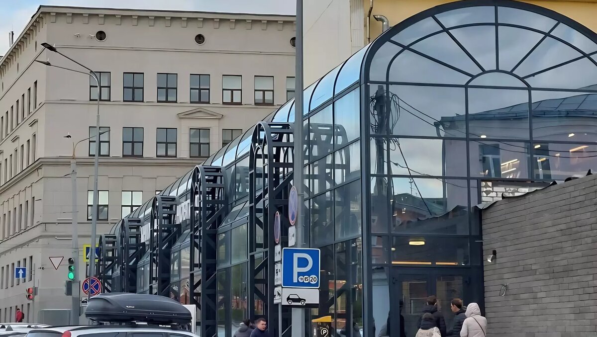     Нижегородские власти дали год на снос «Книжного Новгорода» на площади Минина и Пожарского. Работа магазина продлена до 1 ноября 2024 года. Об этом пишет «КомменсантЪ-Приволжье».