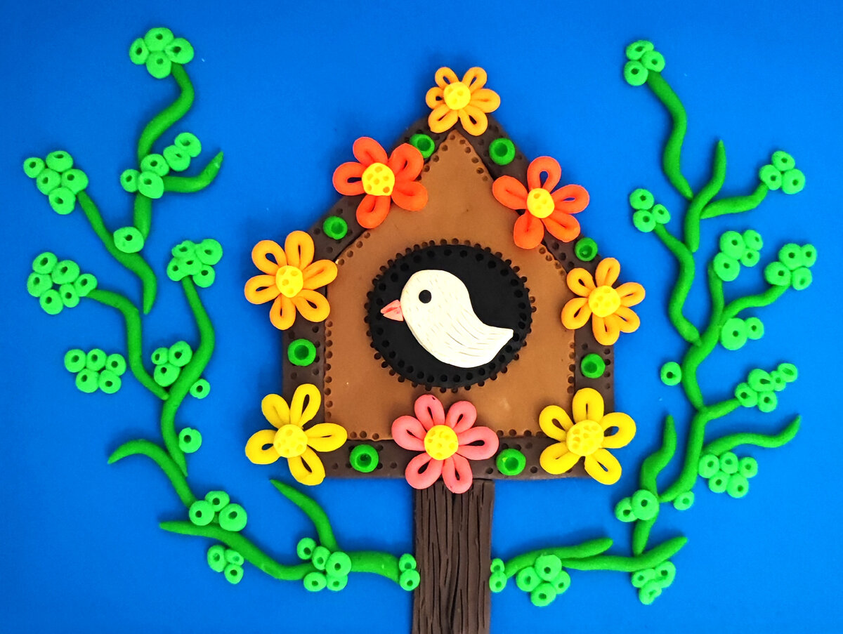Готовый вариант аппликации из пластилина на цветном картоне Цветочный скворечник для птиц.