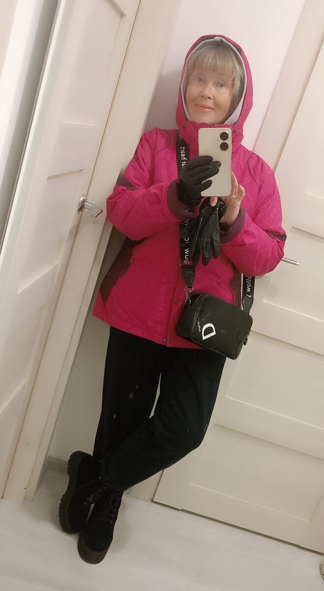 В такую погоду гуляю в таком виде -куртка непродуваемо- непромокаемая. Спортивные брюки с начëсом и худи с начëсом... Тепло и комфортно