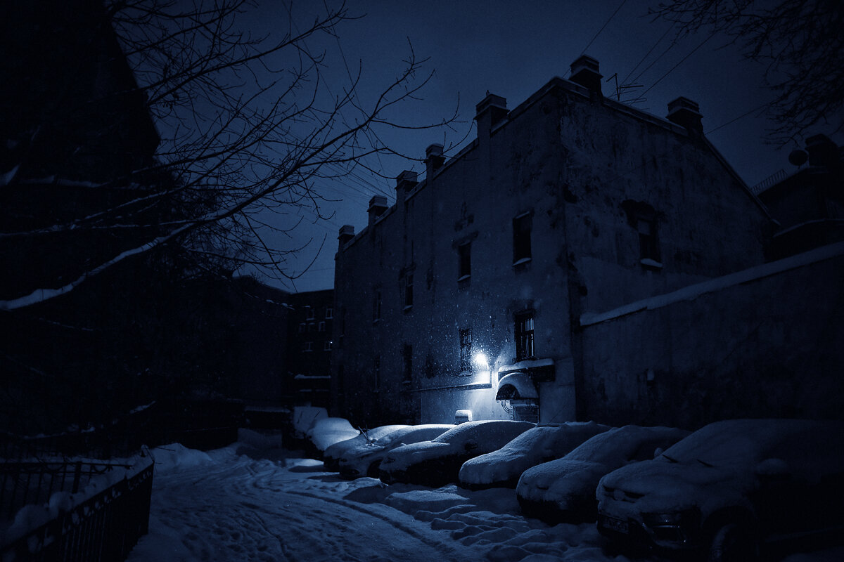 Темные улицы России. Темная зимняя улица. Ночные дворы России. Двор ночью зимой.