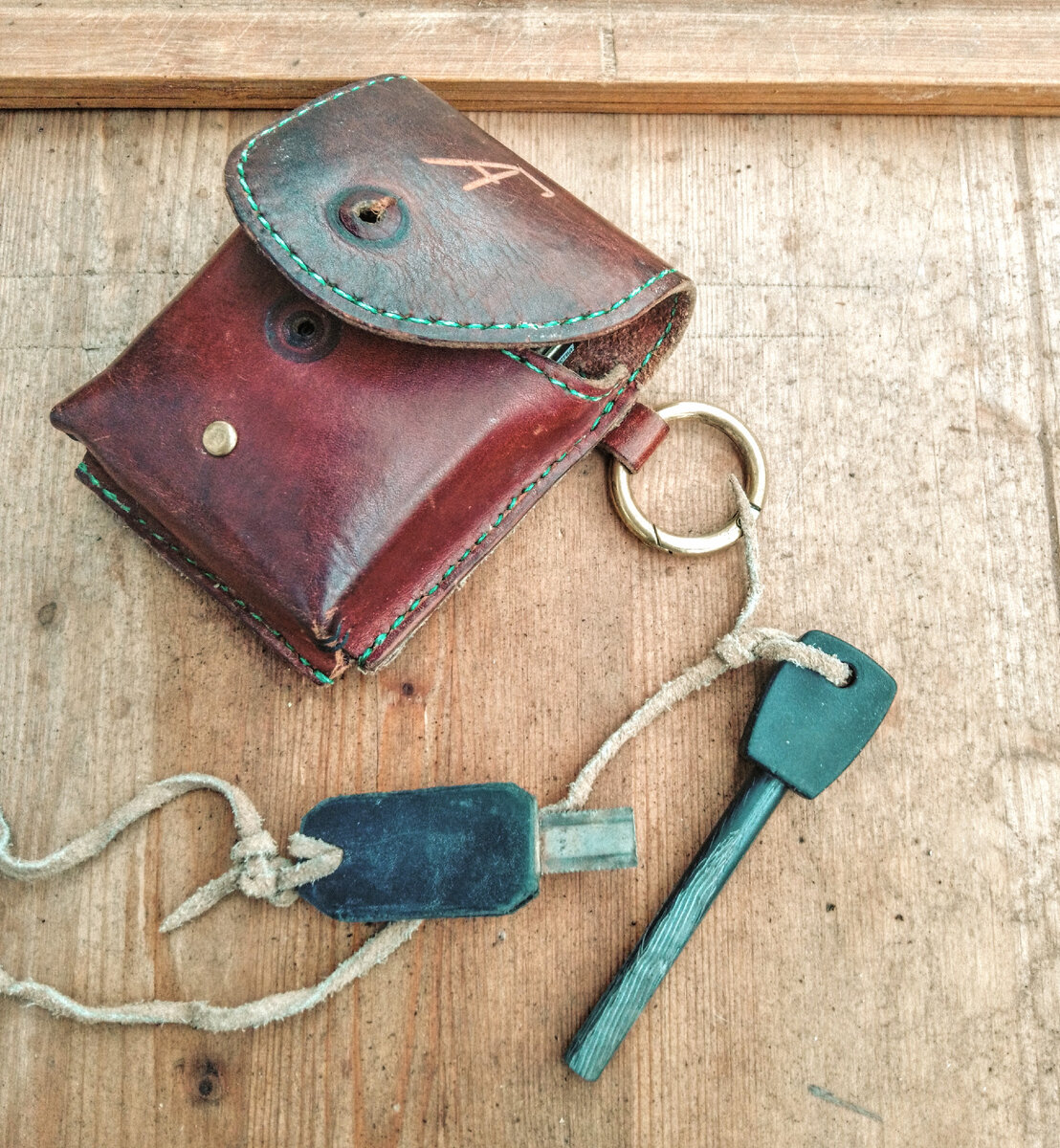 Всё умещается в чехле, висит на поясе.