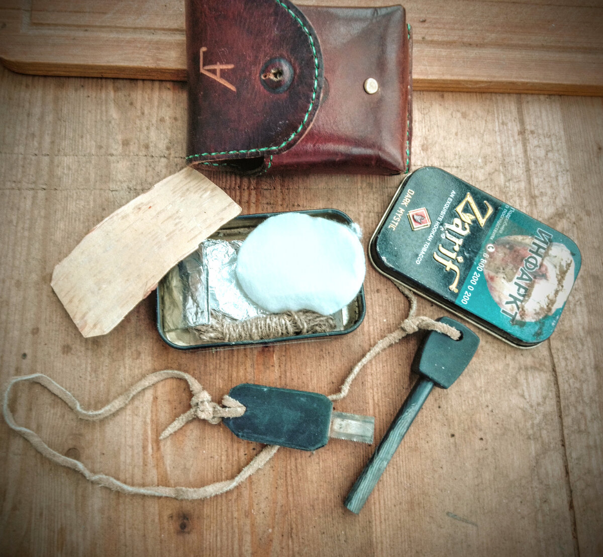 (на фото: ферроцериевый стержень с полотном ножовки по металлу, табачная банка с фольгой, спонжами, джутом и берестой)
