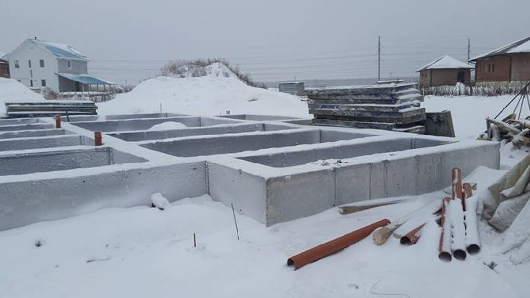 Консервация фундамента должна решать две задачи: спасать от промерзания и переувлажнения