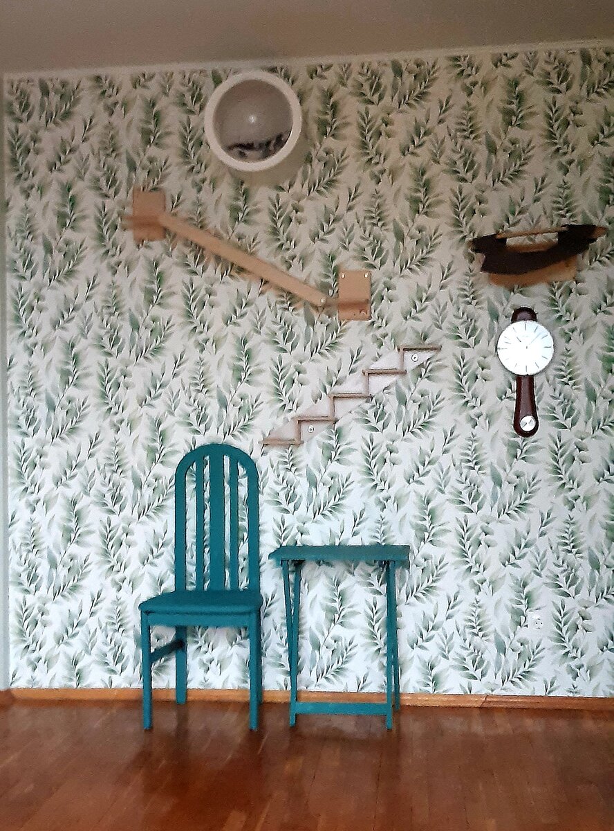 Стул и столик выкрасила собственноручно. Цвет называется "Причина осмелеть". Из кандидатов на помойку они стали дополнением интерьера.