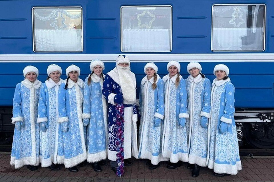    Пассажиров будет обслуживать такая сказочная команда проводников. Фото: rw.by