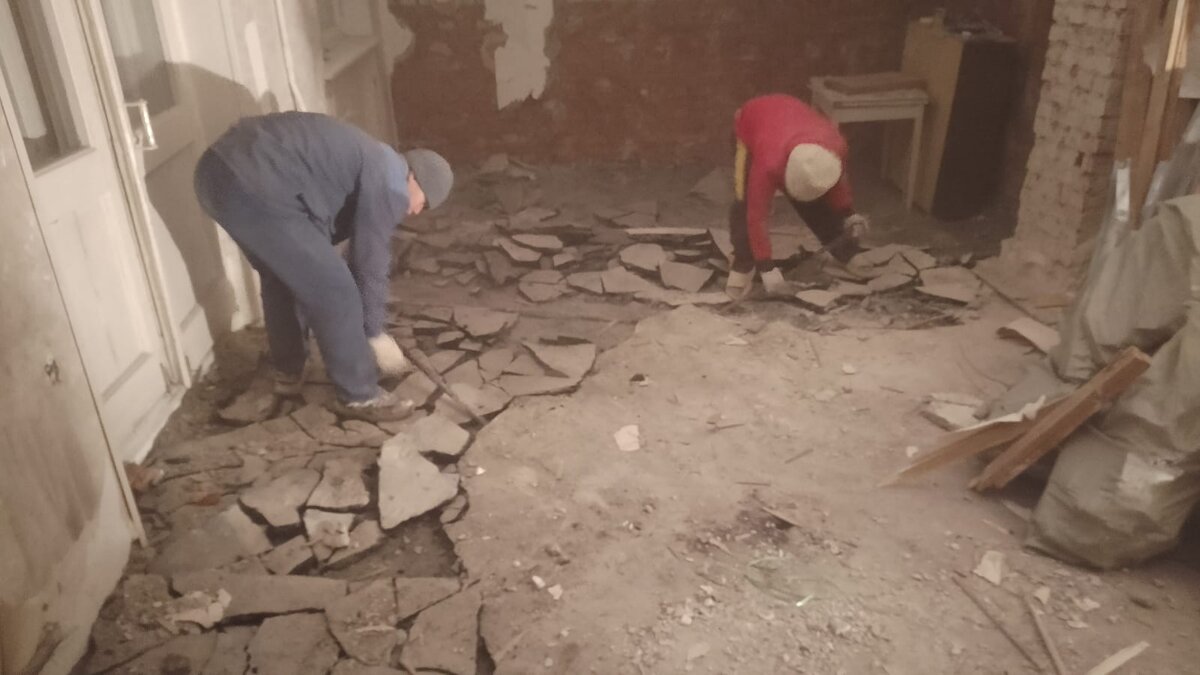 Сняли паркет и обшивку стен в большой комнате
