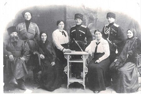 Семья Елисеевых. Слева направо: отец Иван Гаврилович Елисеев; брат Георгий Елисеев; бабушка Прасковья Степановна; в центре стоит брат Андрей Елисеев с супругою; сестра Надежда Елисеева; Федор Елисеев; мать, Дарья Петровна Елисеева. станица Кавказская 1917 г.
