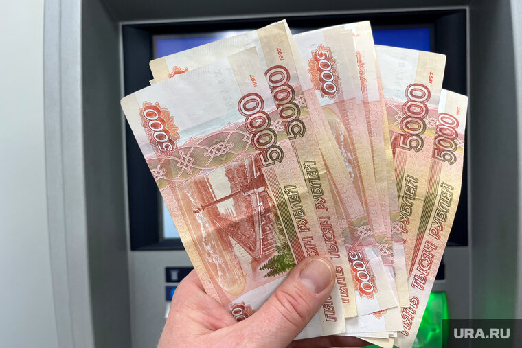 Русская девушка сторговалась с незнакомцем на минет за 1000 рублей