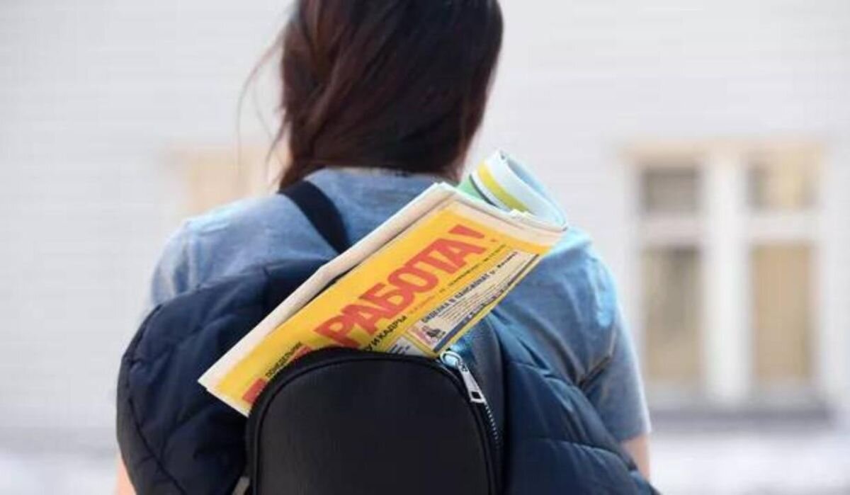     Девушка с газетой. Источник: ria.ru Автор фото: Максим Богодвид