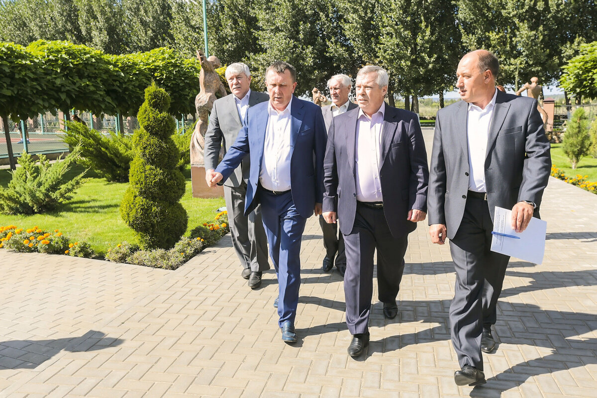 Сергей Кушнаренко (слева в центре) с губернатором Ростовской области Василием Голубевым.
Фото: don24.ru