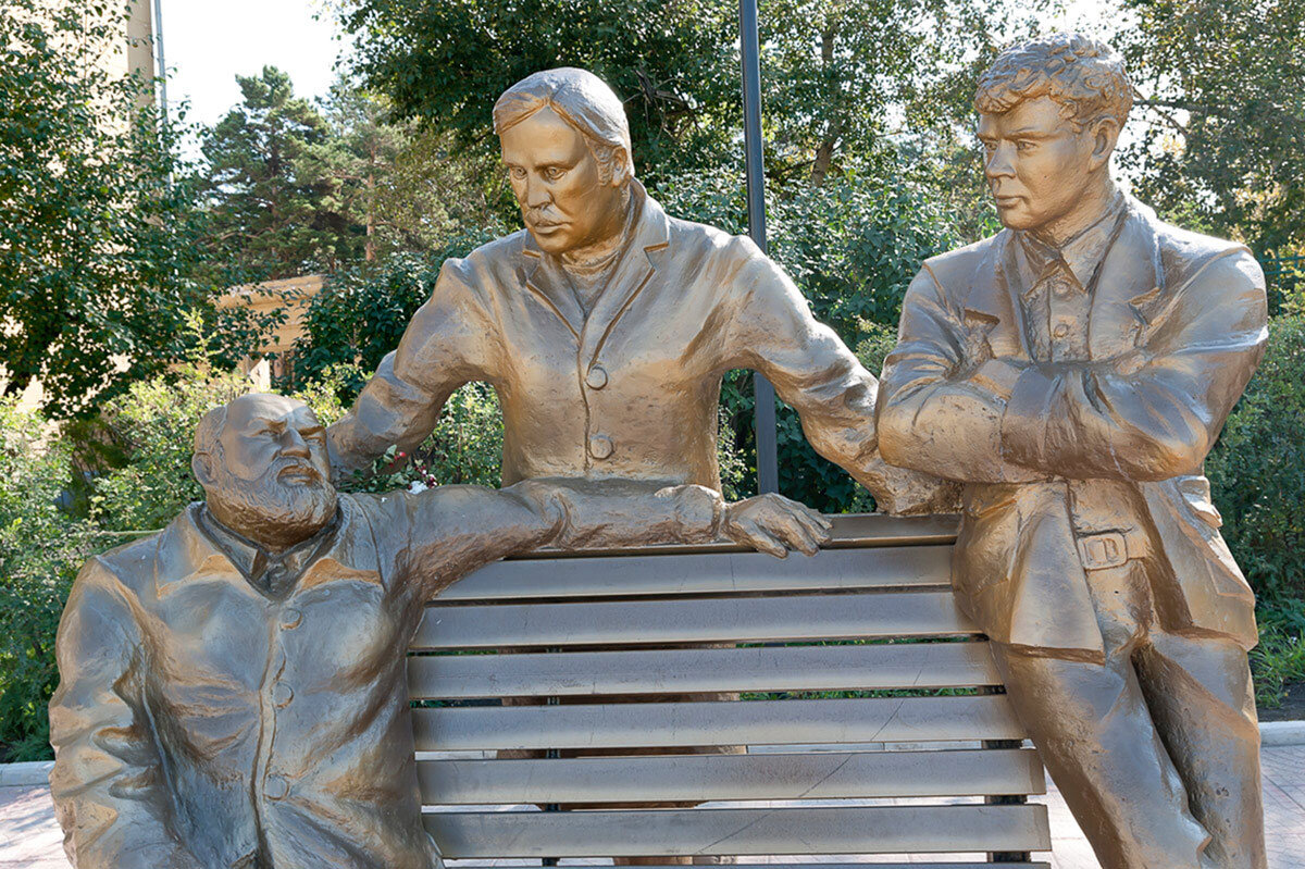 Хороший черемхово. Памятник Гуркину в Черемхово. Памятники города Черемхово. Памятники г Черемхово Иркутской области. Памятник Вампилову в Черемхово.