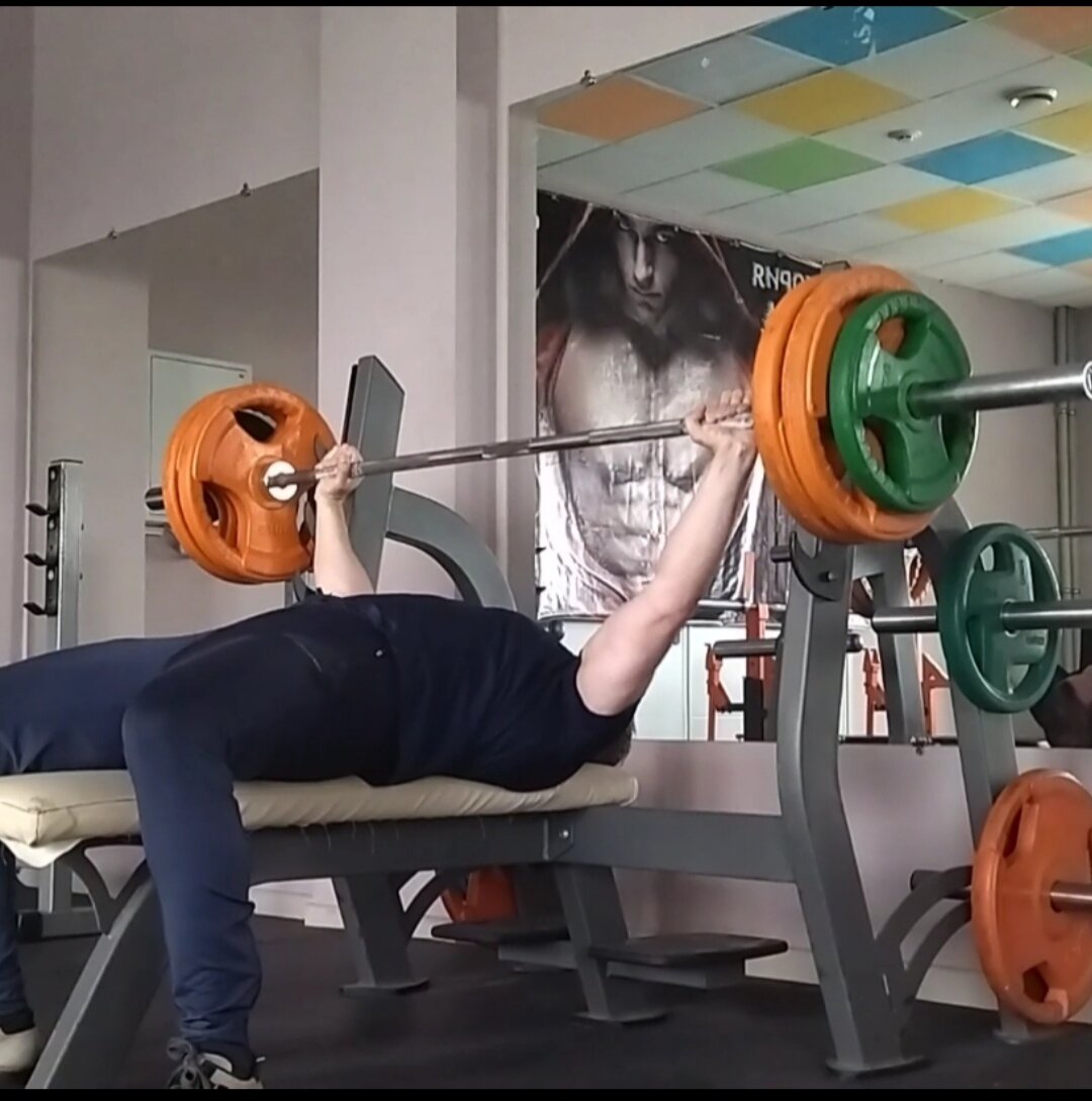Потуги автора в жиме штанги лёжа на горизонтальной скамье. 