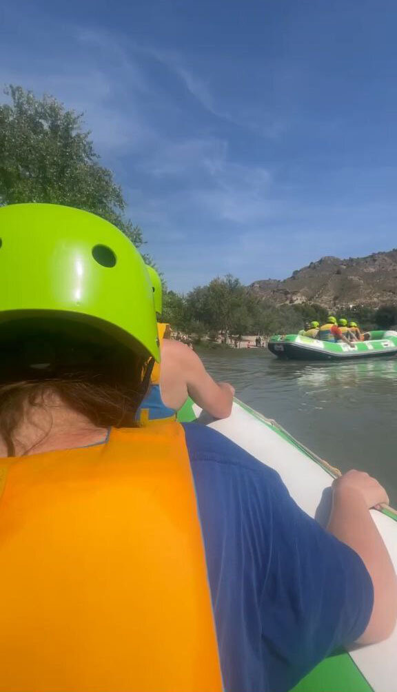 Расстояние между лодками произвольное, допускается догнать впереди идущую лодку и облить команду водой ))