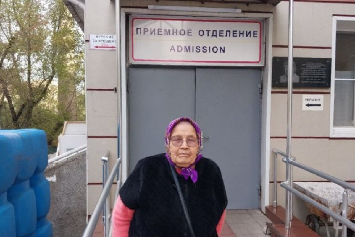    Вера Хамитова решила стать волонтером - она помогает раненым в госпитале.