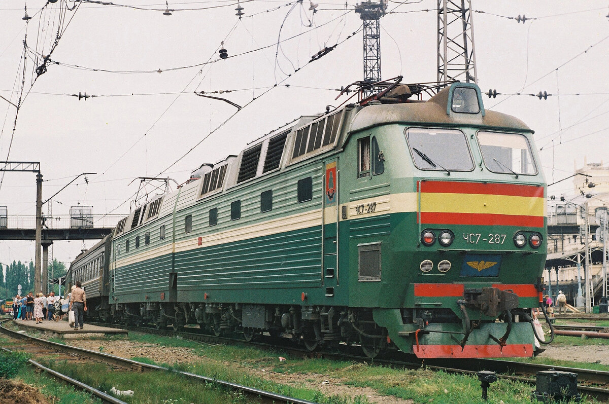 Электровоз ЧС7-287 на станции Харьков. Фото Константин Селезнев