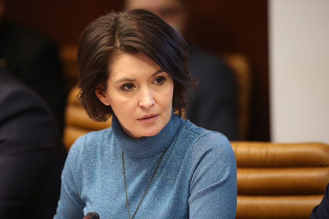 Как водится, фото нынешних ревнителей традиционных ценностей в кругу семьи и близких в открытом доступе не найти - все строго в рабочей обстановке. Странно, что коммунисты, устроившие России демографический кризис, своей личной жизни ни от кого не скрывали, не пряча от окружающих своих супругов и детей.