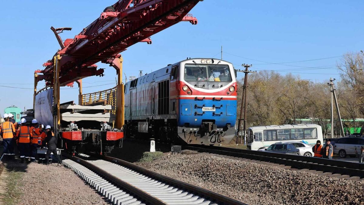 Срок доставки грузов значительно сократится: началось строительство новой  железной дороги в обход Алматы | Bizmedia.kz | Дзен