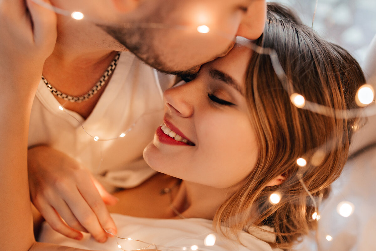 <a href="https://ru.freepik.com/free-photo/white-man-kissing-girlfriend-in-forehead-close-up-portrait-of-loving-husband-expressing-tenderness-to-wife_11208211.htm#query=%D0%BB%D1%8E%D0%B1%D0%BE%D0%B2%D1%8C&position=0&from_view=search&track=sph">Изображение от lookstudio</a> на Freepik
