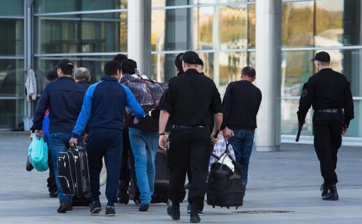 Отъезд таджиков из россии. Преступность мигрантов. Мигранты в аэропорту. Мигранты из Таджикистана. Отток населения.