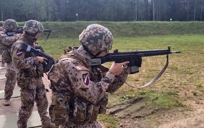 Власти Латвии в рамках первого добровольного призыва на военную службу смогли набрать лишь 170 человек. Теперь для восполнения недобора планируется призывать в армию по принципу случайного выбора.