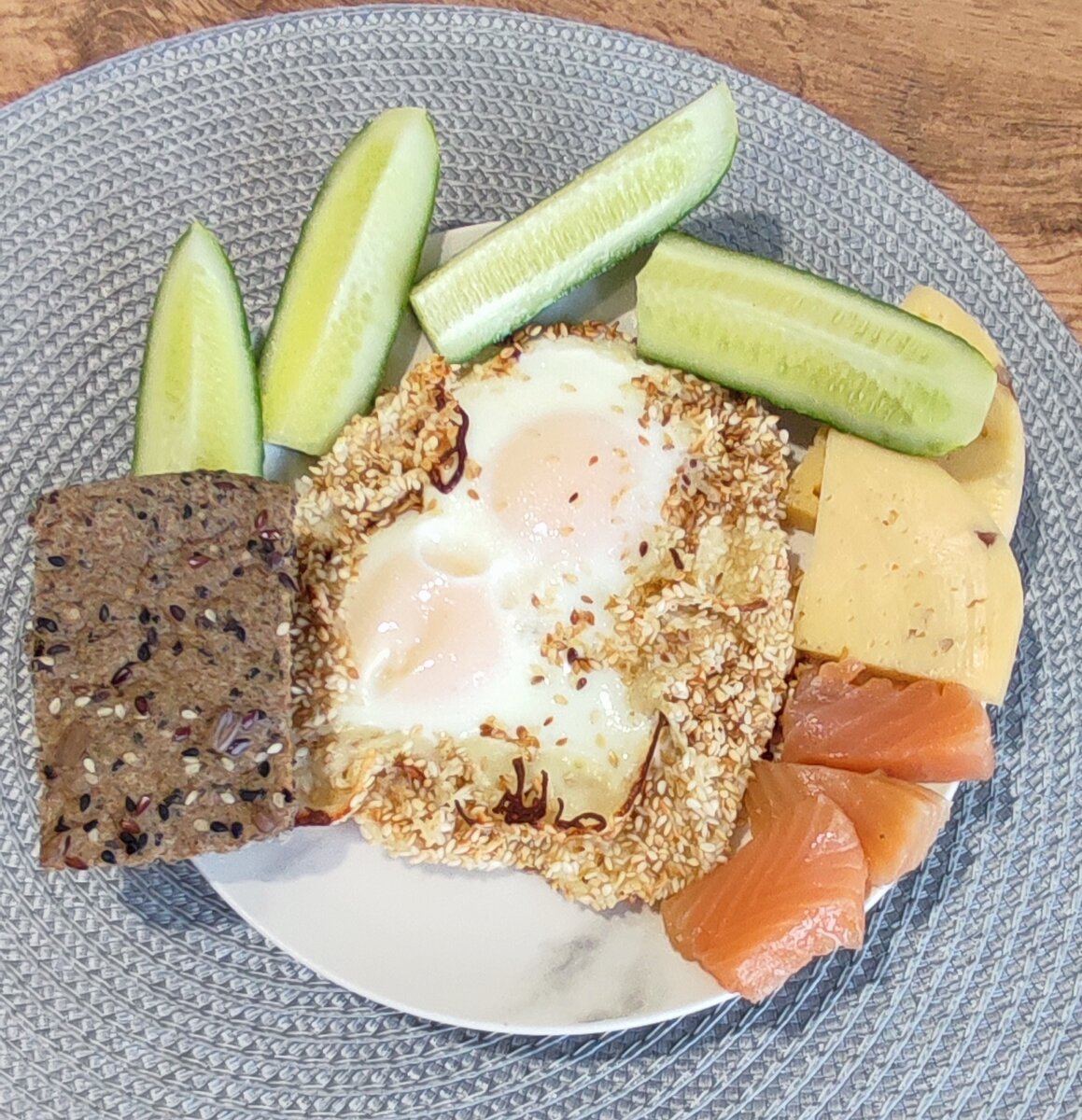 Тут я решила поесть два раза и на завтрак было такое яичное "хачапури".