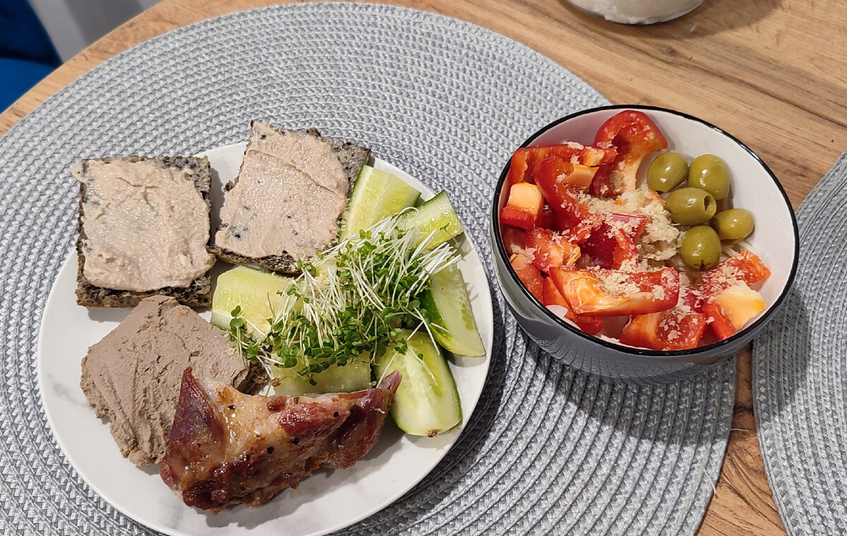 Свинина, печеночный паштет, бутерброд с печенью трески и клетчатка. 