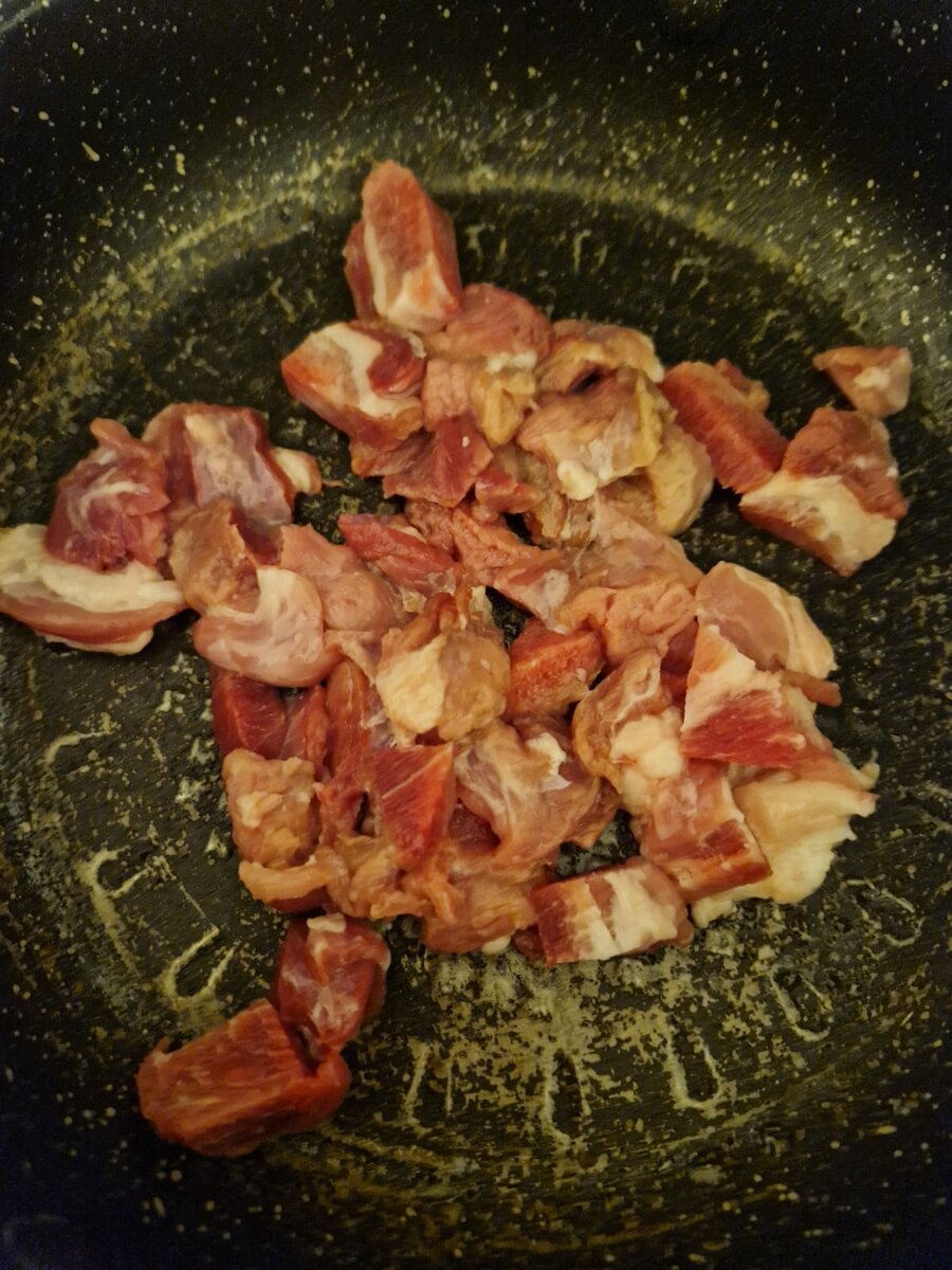 Нарезать мясо небольшими кусочками.