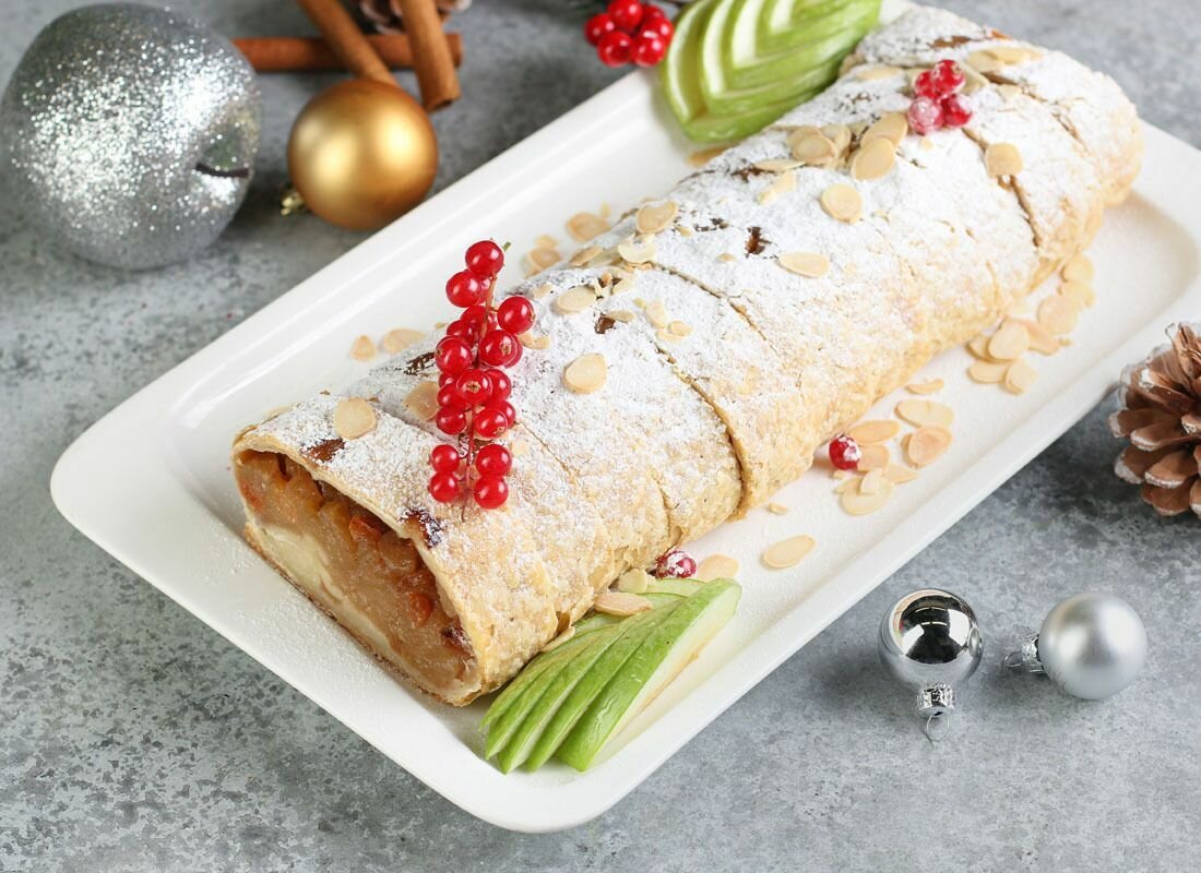 Яблочный штрудель с ванильным соусом от «ёКейтеринг» за 1 750 ₽