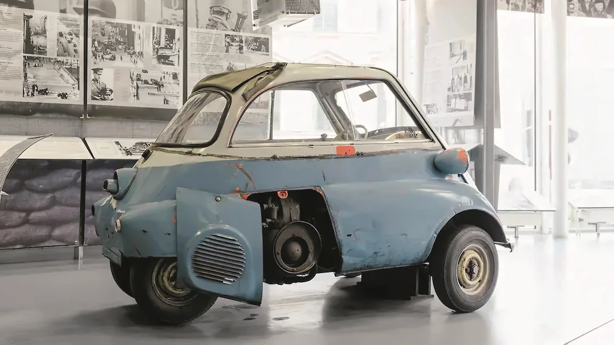 BMW Isetta относится к числу микроавтомобилей: длина – 2,3, ширина – 1,4 метра, масса – около 350 килограммов. В свое время купить машину можно было всего за 1,5–2 тысячи марок. Сегодня в Германии экземпляр модели в хорошем состоянии стоит от 25 тысяч евро. За восемь лет BMW произвела 161 тысячу «Изетт». К моменту прекращения выпуска, в 1962 году, массовый немецкий потребитель хотел чего-то большего

Фото: BMW